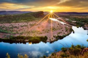 当代足球精英迎战，荣誉由过来经验带来